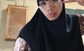 Sissy Hijabi